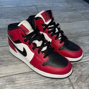 Jordan 1 Mid Chicago Black Toe (GS) Kids' - 554725-069 - US